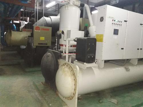 特灵螺杆空调机组吊装搬运