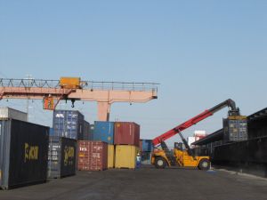 集装箱设备人工装卸搬运