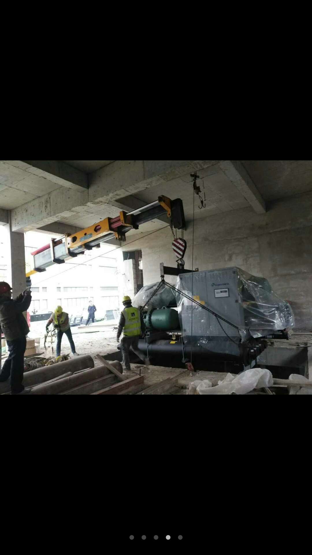 空调机组吊装下坑就位