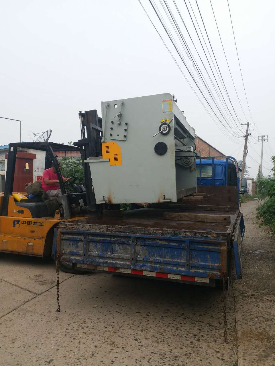 工业设备搬运：大型机